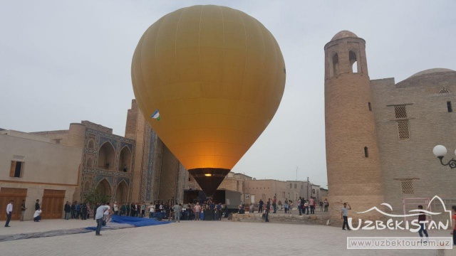 Balloons in the sky of Bukhara